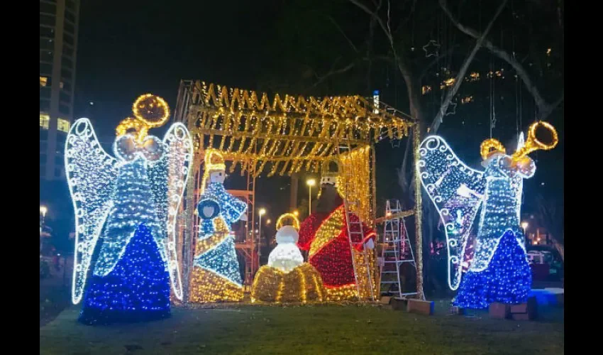 Foto ilustrativa del parque Urracá iluminado. 