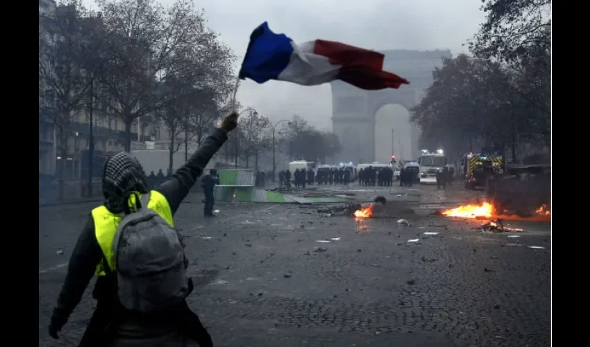 Impera la violencia en protesta contra alza de impuestos en Francia 