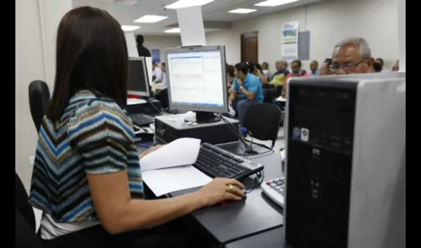 Foto ilustrativa del trabajo en un oficina pública. 