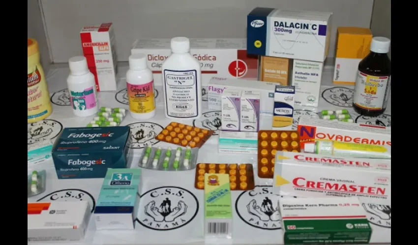 Foto ilustrativa de  varios medicamentos. 