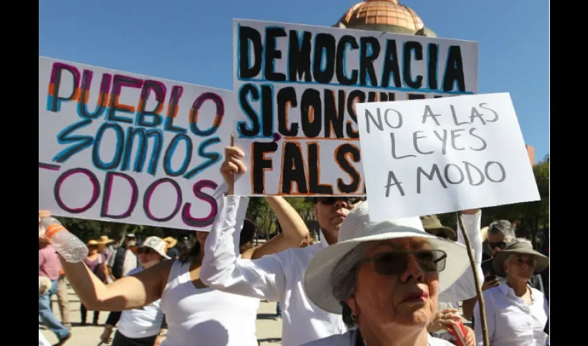 Unas 2,000 personas se manifiestan contra López Obrador en México