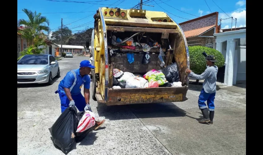 Recolección de basura en Colón. Foto: Diómedes Sánchez