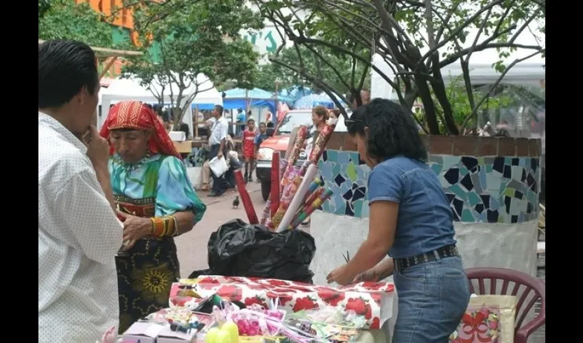 Panameños buscan entradas extras forrando regalos. Foto: Archivo
