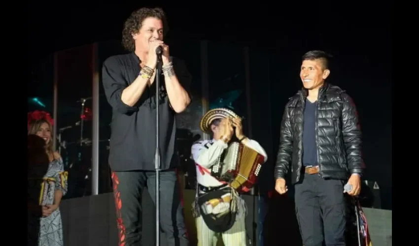 Nairo Quintana (dcha.)  junto a Carlos Vives/Internet