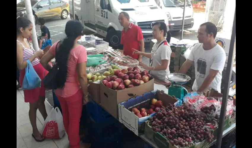 Llegaban a compras sus frutas poco a poco: Foto: Roberto Barrios