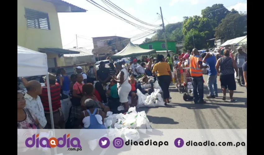 Una sola persona compra hasta diez bolsas de arroz, igual pasa con los jamones. Foto: Jesús Simmons