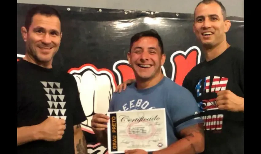 Oliver Meza recibe su certificado y cinturón negro de Muay Thai.