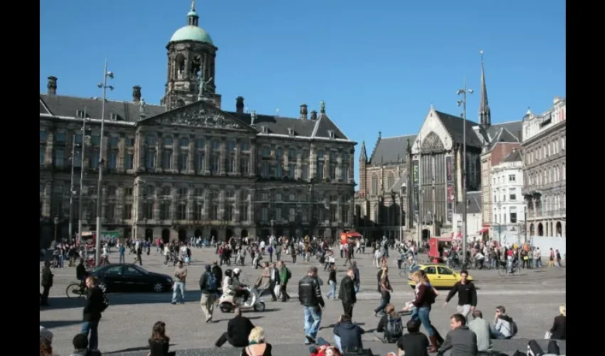 Foto ilustrativa de la Plaza Dam con el Palacio Real (i) y la Nieuwe Kerk (fondo, d) (IAMsterdam). Cortesía 