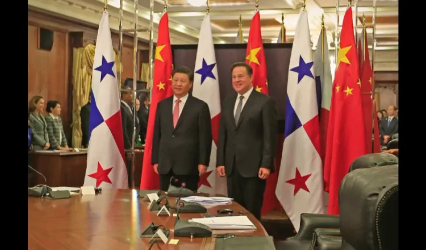 Foto ilustrativa del presidente Xi junto a Varela. Cortesía. 