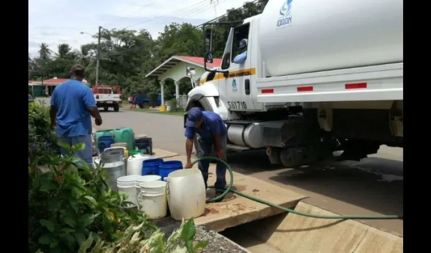 Foto ilustrativa del equipo del Idaan entregando agua. 