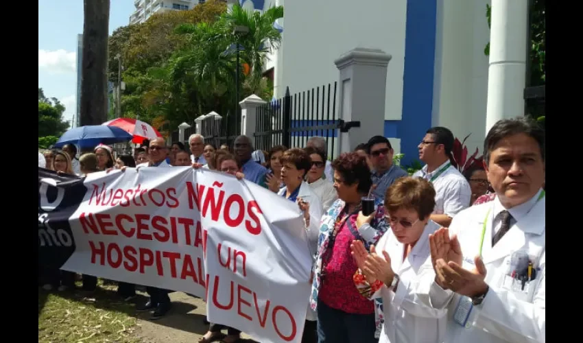 Médicos del Hospital del Niño protestan en Avenida Balboa. 