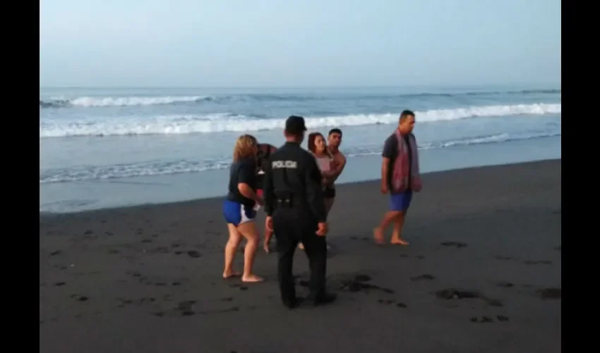 Mujer casi muere ahogada en  playa La Barqueta. 