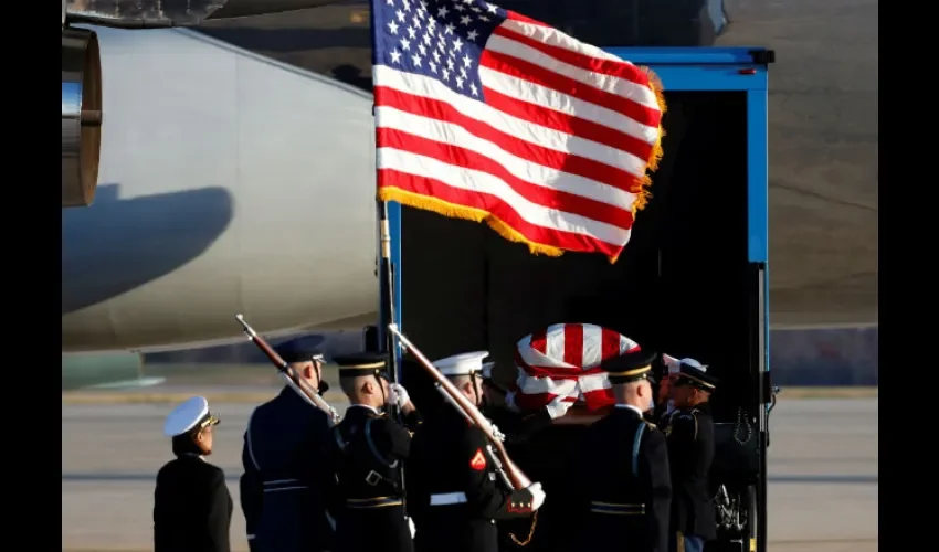  Militares forman una guardia de honor frente al ataúd con los restos del expresidente estadounidense George H.W. Bush. Foto: EFE