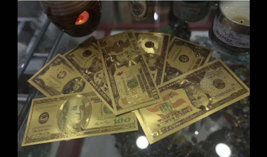Billetes laminados en oro. Foto: Roberto Barrios