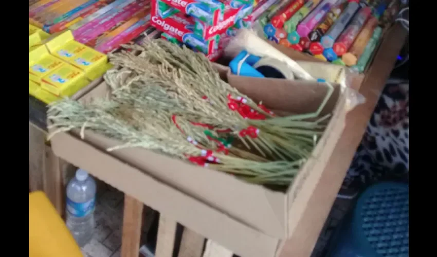 Panameños salen a comprar sus sahumerios desde temprano. Foto: Yanelis Domínguez