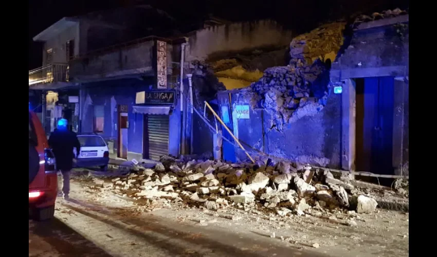 Escombros junto a una vivienda en la localidad siciliana de Fleri en la provincia de Catania (Italia). EFE