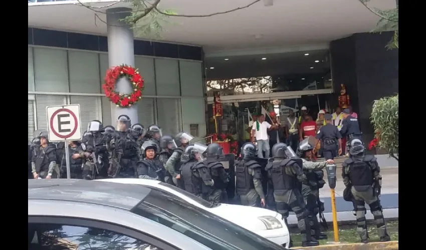 Trabajadores de Colón protestan en la ciudad de Panamá. 
