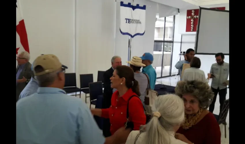 Ana Matilde Gómez va a la cabeza en la recolección de firmas. Foto: Jean Carlos Díaz