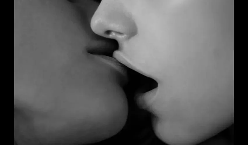 Foto ilustrativa de un beso entre dos personas del mismo sexo. Cortesía 