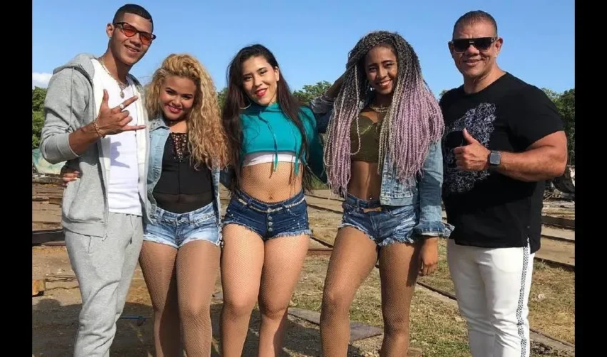 Boza, Rolo y las modelos del video.