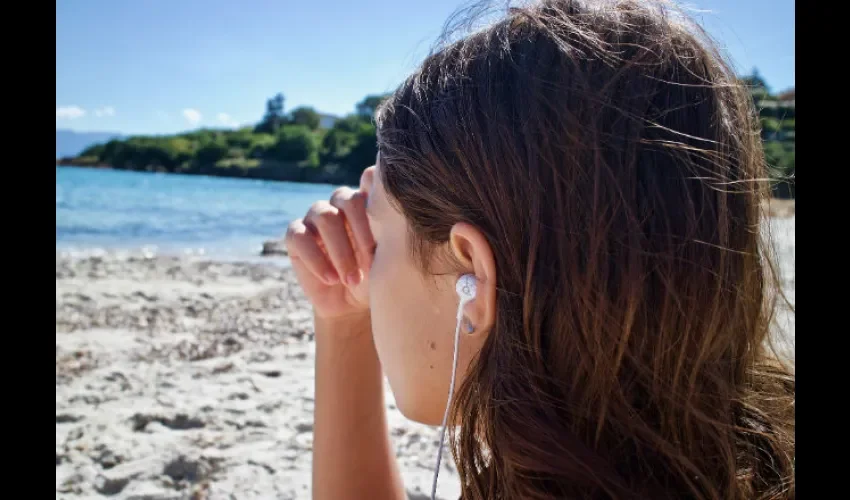 Foto ilustrativa de una joven disfrutando del verano. 