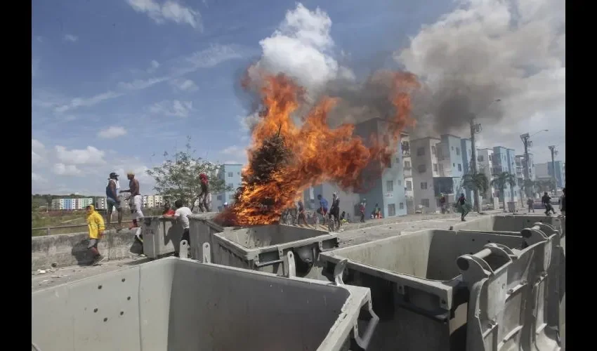 Los manifestantes quemaron llantas y basura. Foto: Roberto Barrios