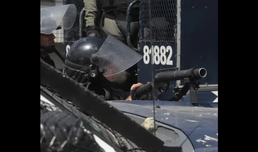 Las Unidades del Control de Multitudes dispararon balas de goma. Foto: Roberto Barrios