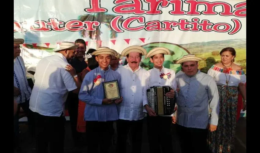 Dorindo Cárdenas se tomó foto con los tres ganadores en Macaracas.