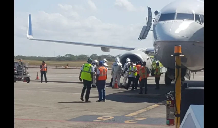 Equipo de mantenimiento de Copa Airlines realiza las tareas de revisión del avión. 