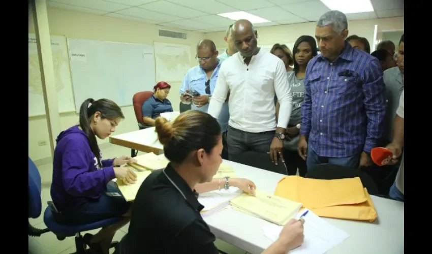 Funcionarios del Tribunal Electoral verifican las firmas. Foto: Cortesía