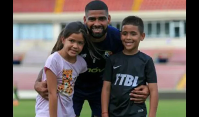 Gabriel Gómez junto a sus hijos, los mellos Isabella y Gabriel.\Instagram