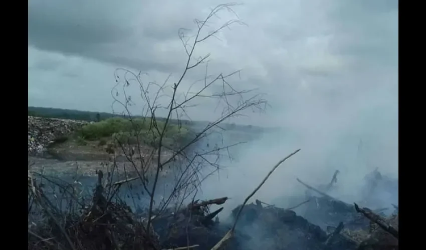 Incendio en vertedero de Monte Esperanza de Colón.