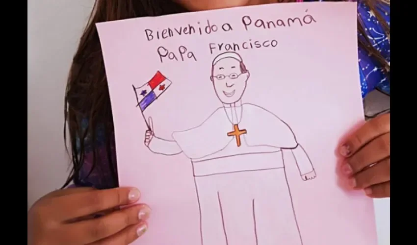 La pequeña Isabella mostrando su dibujo del Papa Francisco.\Instagram