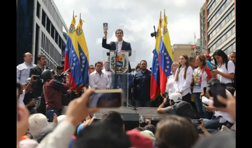 Momento en que Guaidó se autoproclamó presidente de Venezuela. Foto: EFE