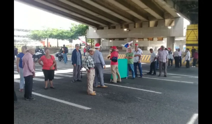 Jubilados siguen pidiendo más dinero en las calles, mueren de hambre. Foto: Archivo