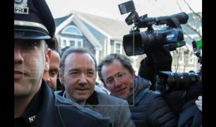 El actor estadounidense Kevin Spacey (c) es escoltado por la policía a su llegada al tribunal de Nantucket, Estados Unidos. EFE