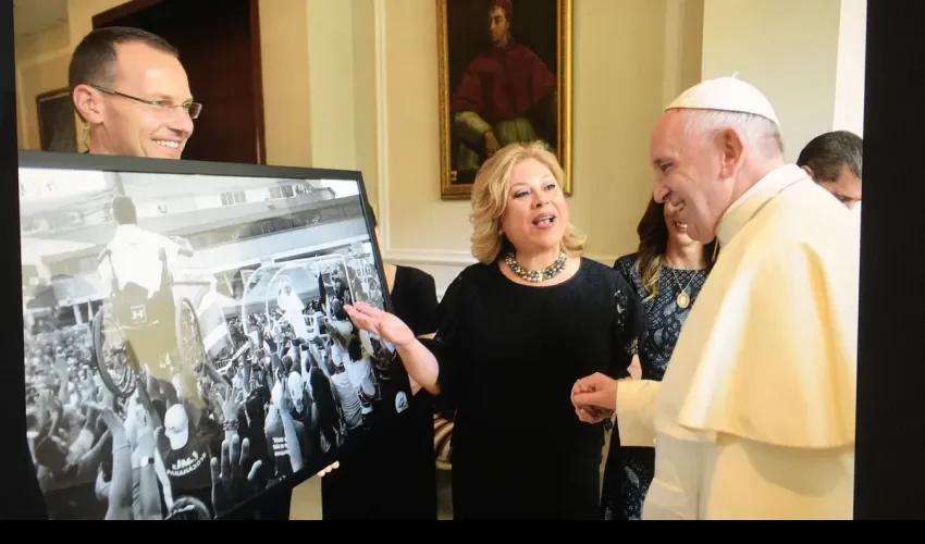 Momentos en que el papa Francisco recibe el cuadro con la foto. Cortesía