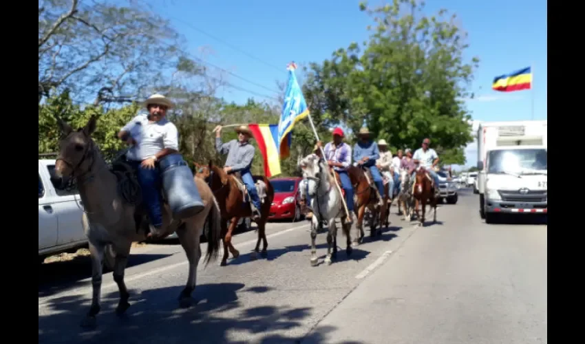 En autos, a caballo y a pie se trasladaron los productores. Foto: Thays Domínguez 
