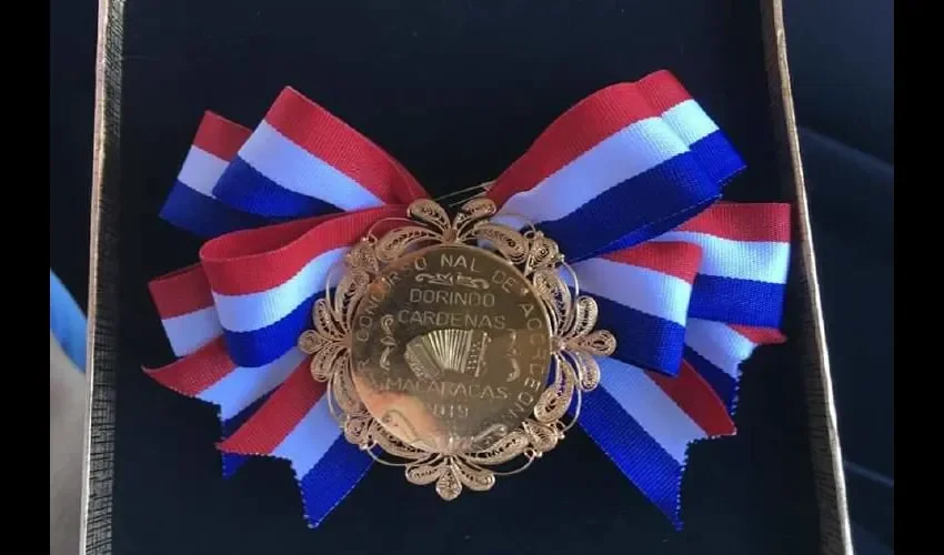 La medalla que entregó el acordenista al ganador del primer concurso.