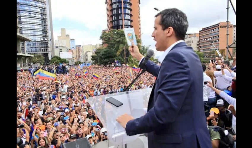 Foto ilustrativa de Juan Guaidó durante su proclamación. Foto cortesía @jguaido  