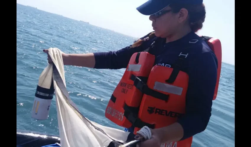 Toma de las muestras marinas. Foto: Cortesía