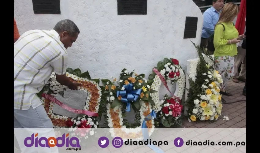 Depositaron ofrendas florales en los monumentos a los mártires. Foto: Víctor Arosemena
