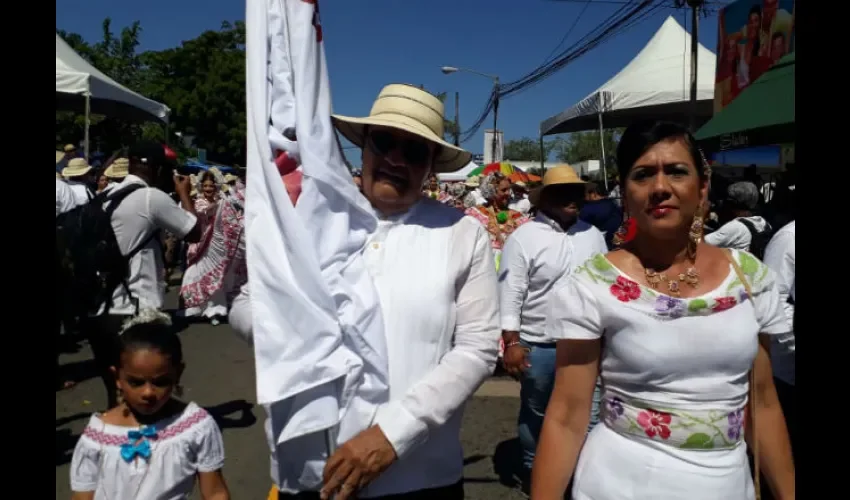 Osvaldo Ayala, abanderado del Desfile de las Mil Polleras