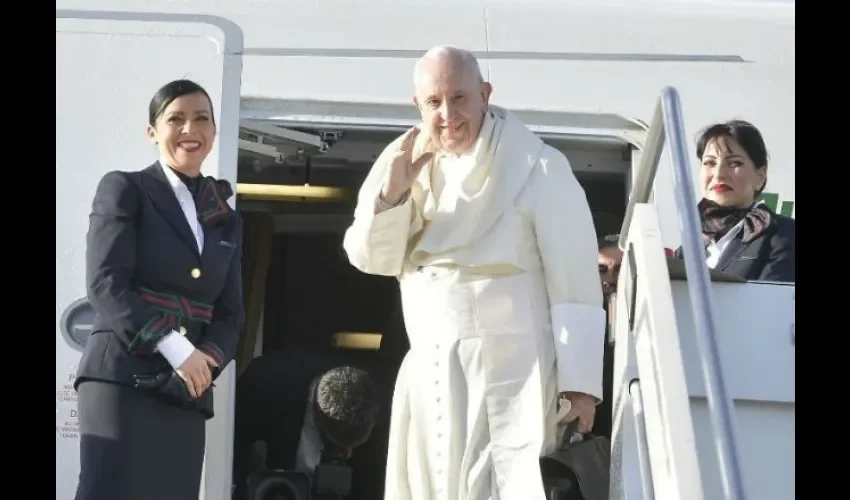 Momento antes de abordar el avión que lo traerá a Panamá. Foto: Vatican News