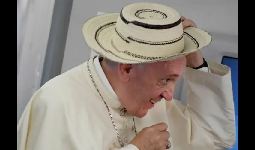 Con un sombrero a la pedra' luego de dar a conocer a Panamá como sede de la JMJ. Foto: Cortesía