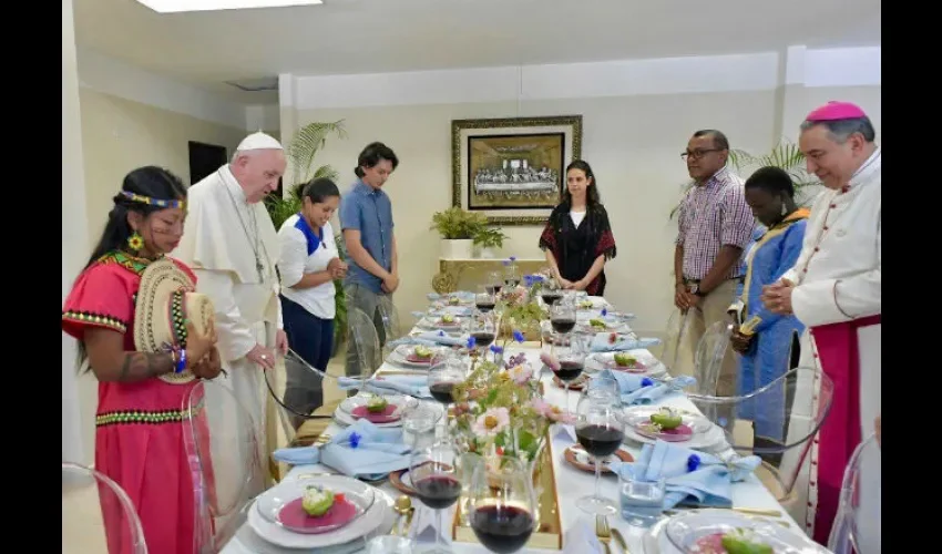 Almuerzo del papa Francisco y 10 jóvenes en el Seminario Mayor San José durante la JMJ Panamá 2019.