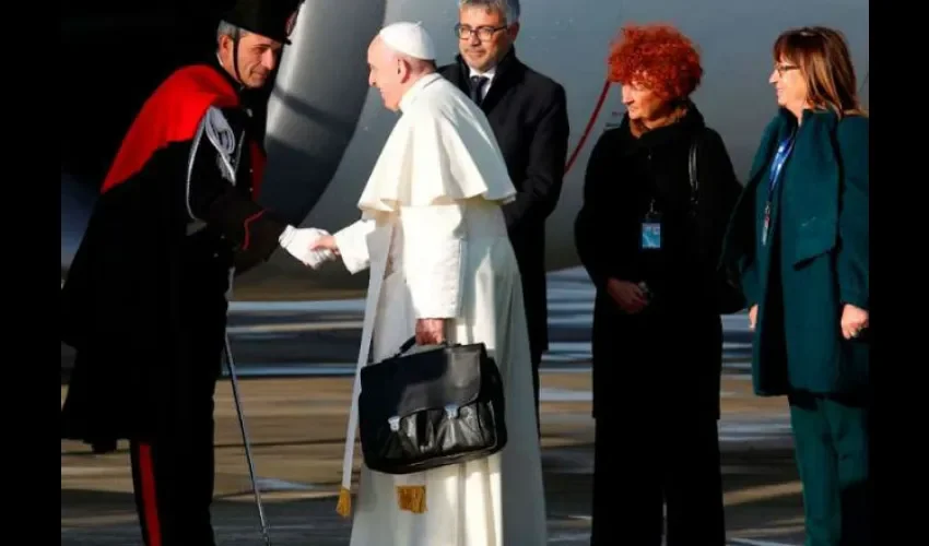 El Papa Francisco carga su maletín antes de subir al avión que lo lleva a Panamá - Foto: Vatican Media / ACI Prensa