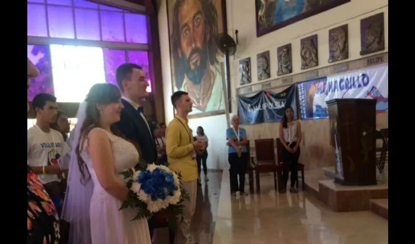 Peregrinos de Polonia que participan de la JMJ en Panamá se casan en Chitré.