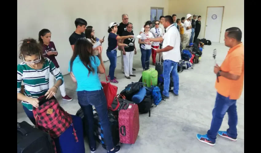 Peregrinos en el recinto aduanero de Paso Canoas. Foto: Cortesía