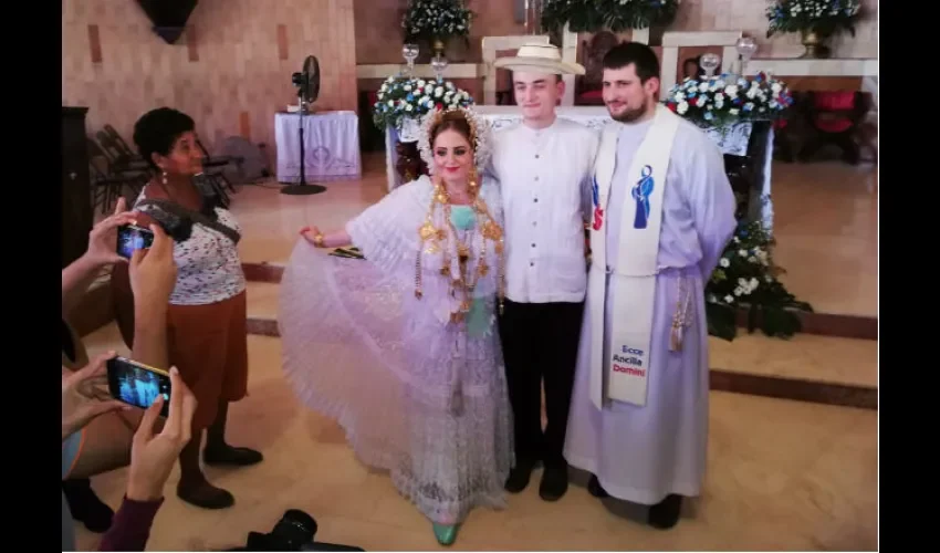 Los recién casados junto al sacerdote polaco. Foto: Thays Domínguez 